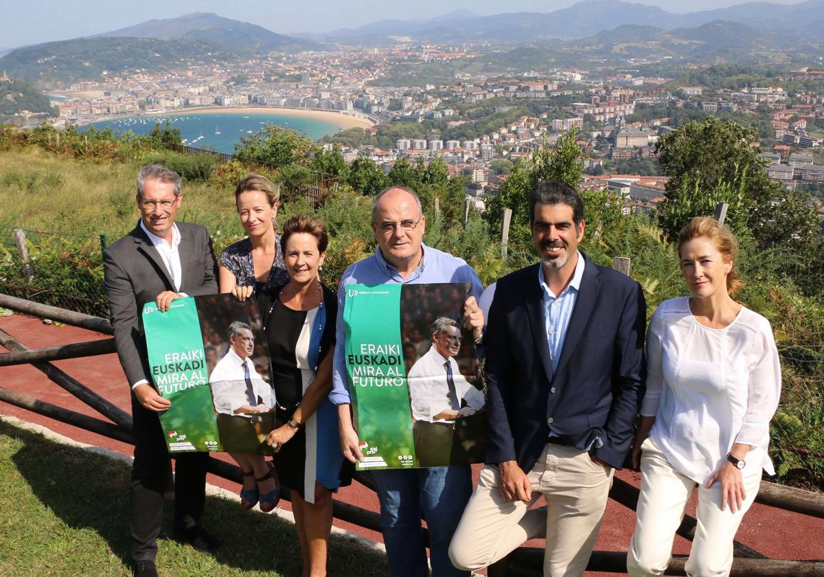 Eneko Goia junto a María Eugenia Arrizabalaga en un acto electoral con dirigentes dEL PNV de Gipuzkoa.