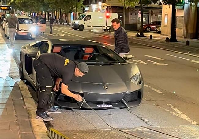 El conductor de un Lamborghini Aventador tuvo que llamar a la grúa para que recogiera el super deportivo del Boulevard de San Sebastián.
