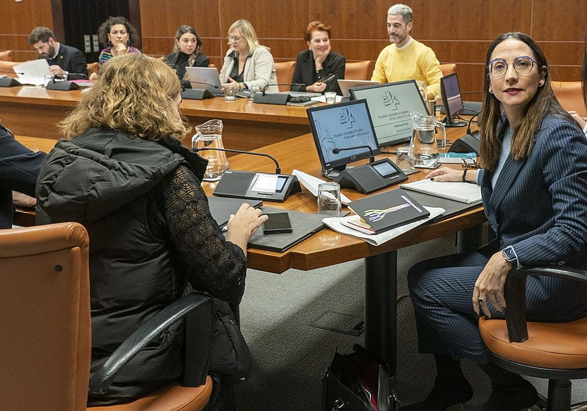 La consejera de Educación, Begoña Pedrosa, en su comparecencia a petición propia este lunes en el Parlamento Vasco.