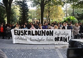 Concentración de ELA, LAB y Euskalgintzaren Kontseilua frente a la Diputación Foral de Gipuzkoa