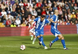 El centrocampista del Alavés Joan Jordán (i) este pásado sábado, en el partido de Liga ante el Rayo.