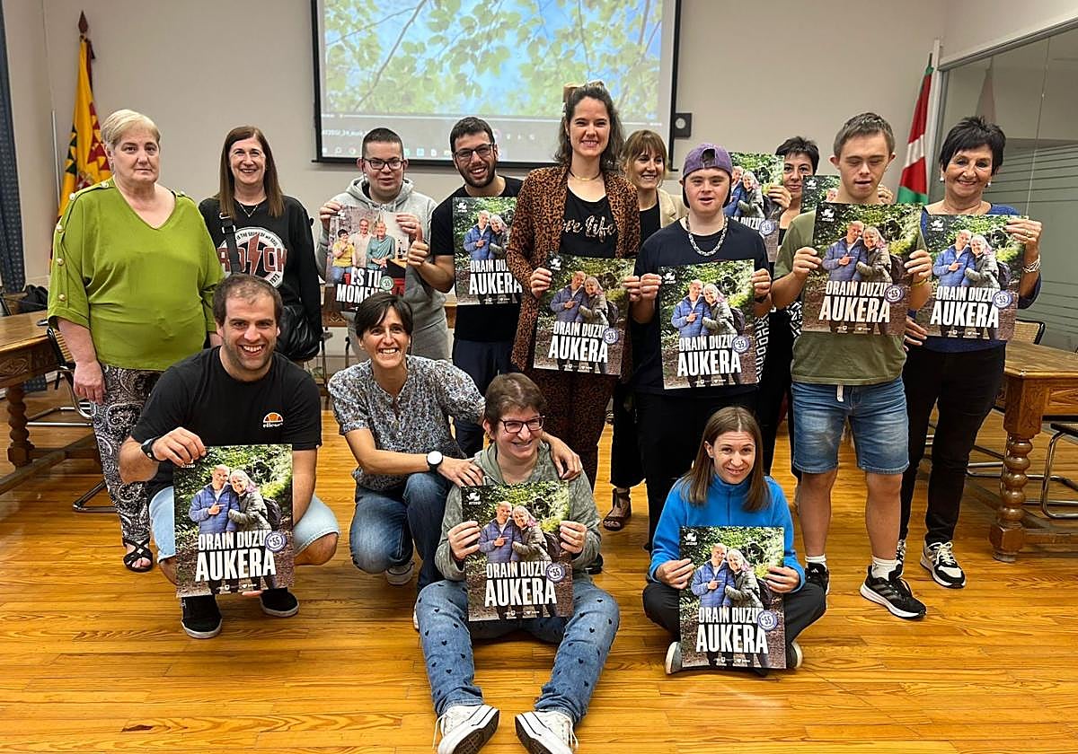Los protagonistas de la presentación sostienen los carteles de la nueva campaña de Atzegi.