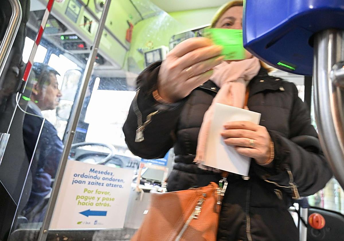 Una mujer paga un billete de autobús con la Mugi.