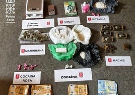 Droga, material y dinero incautado en el registro del domicilio del detenido.