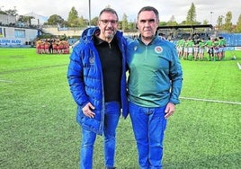 Iñaki Rica (derecha) junto a Ignasi Planas, presidente de la Federación Catalana de Rugby, en el Baldiri Aleu, campo de la Santboiana.