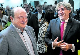 El presidente del EBB del PNV, Andoni Ortuzar, y el secretario general del PSE-EE, Eneko Andueza, conversan durante un acto.