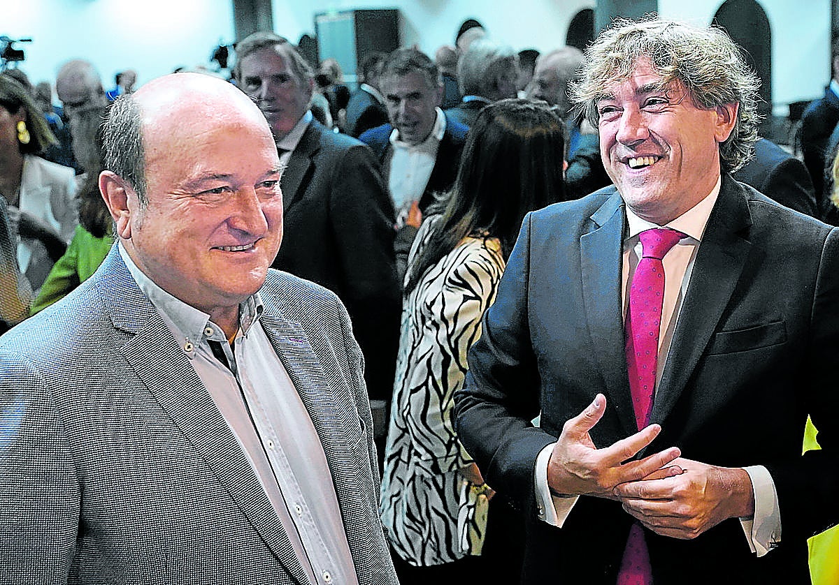 El presidente del EBB del PNV, Andoni Ortuzar, y el secretario general del PSE-EE, Eneko Andueza, conversan durante un acto.