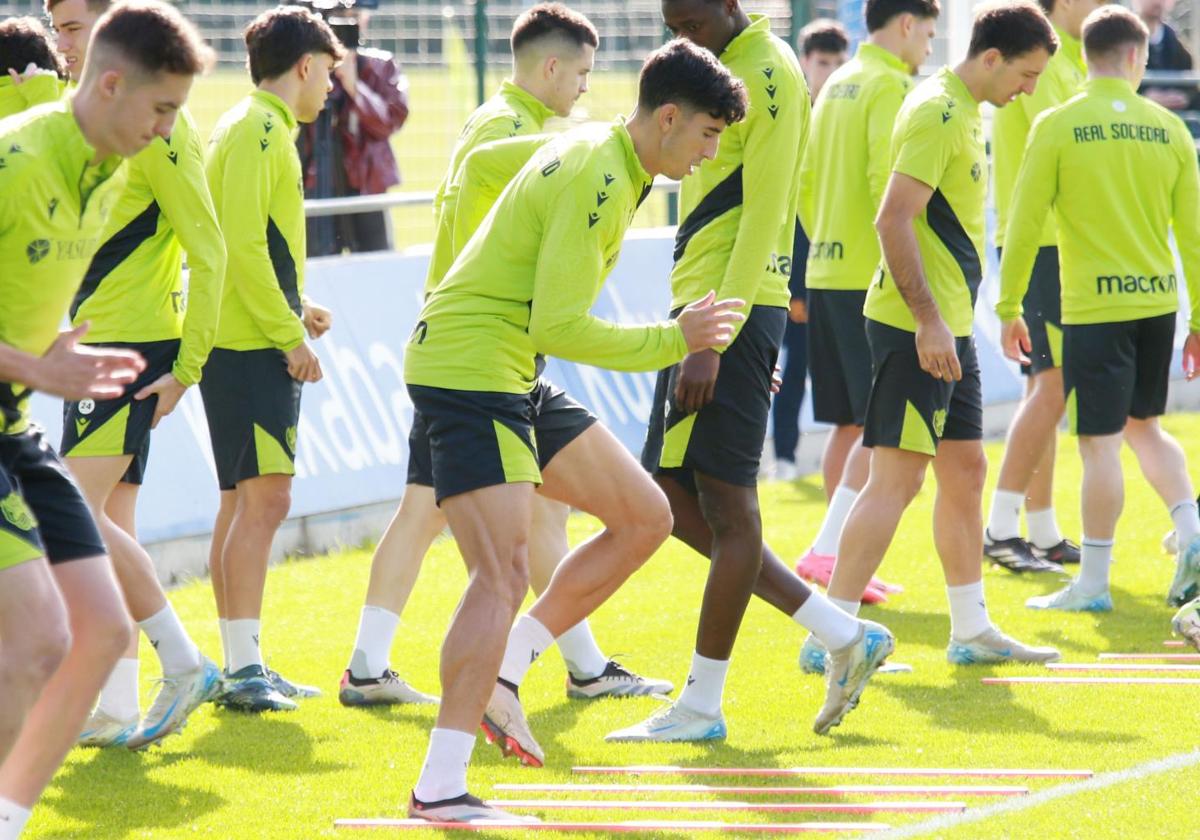 Los jugadores de la Real se entrenan al sol de Zubieta en la previa del debut copero