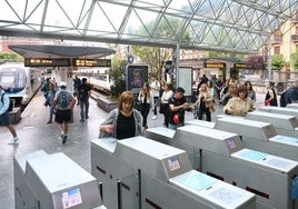 Usuarios del Topo en la estación de San Sebastián.
