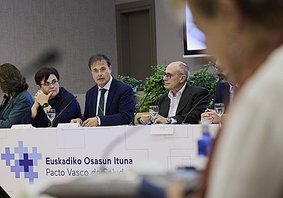 El consejero de Salud, Alberto Martínez (c), durante la reunión de la mesa del Pacto Vasco de Salud este miércoles.