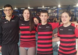 Gómez, Calvo, Oneka y Castrillo en la piscina de Fadura, en Getxo.