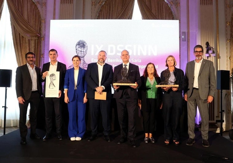 Iñigo Olaizola, director gerente de Fomento de San Sebastián; Jesús Valero (Tecnalia), Ane Oyarbide, concejala de Economía y Empleo Local; Román Orús (Multiverse Computing),Enrique Lizaso (Multiverse Computing), Coro Odriozola (Wavegarden), Karin Kirsch (Wavegarden) y Eneko Goia, alcalde de San Sebastián, posan en el Hotel María Cristina.