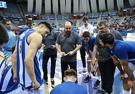 Odriozola, durante un tiempo muerto en el Amenabar Arena.