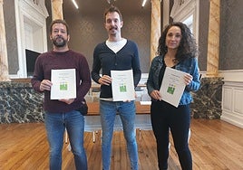 Oier Agirresarobe, Xabier Lertxundi e Itsaso Lekuona en la presentación de la propuesta de Presupuestos Municipales.