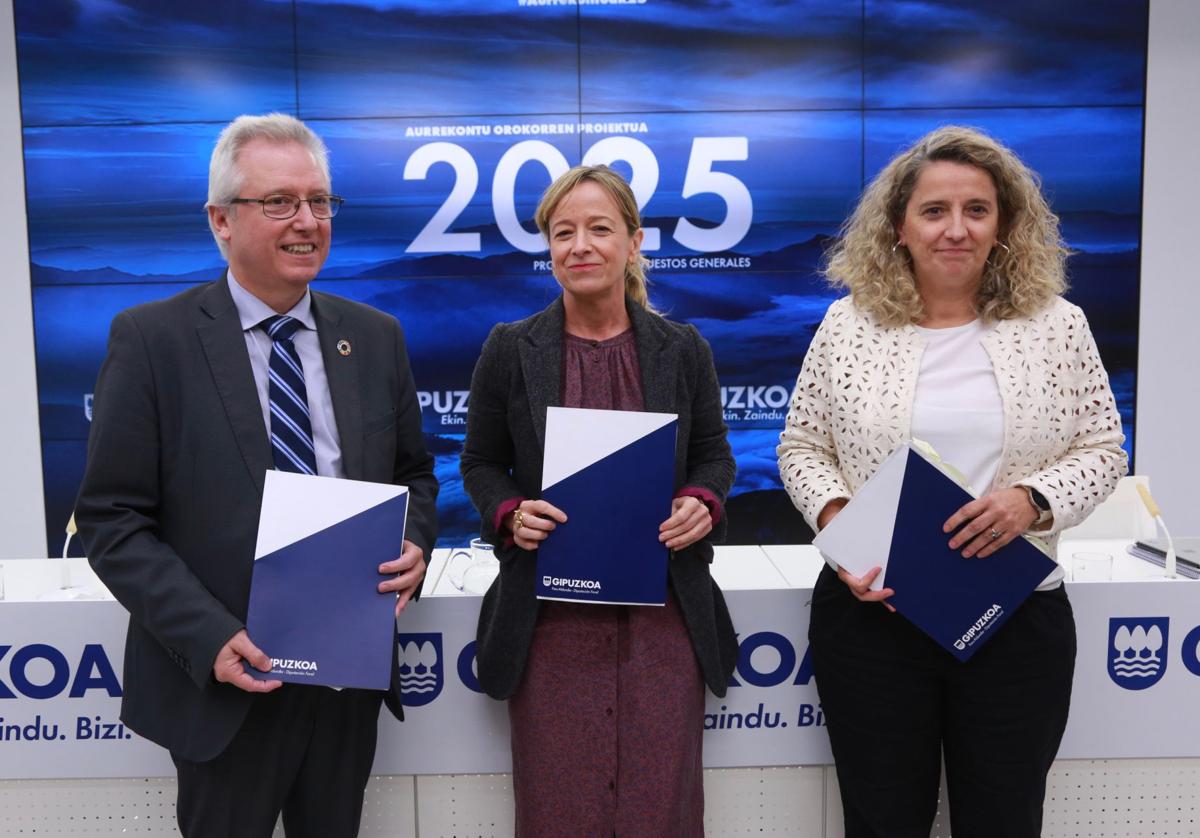 José Ignacio Asensio, Eider Mendoza e Itziar Aguirre, en la presentación de los Presupuestos de la Diputación de Gipuzkoa.