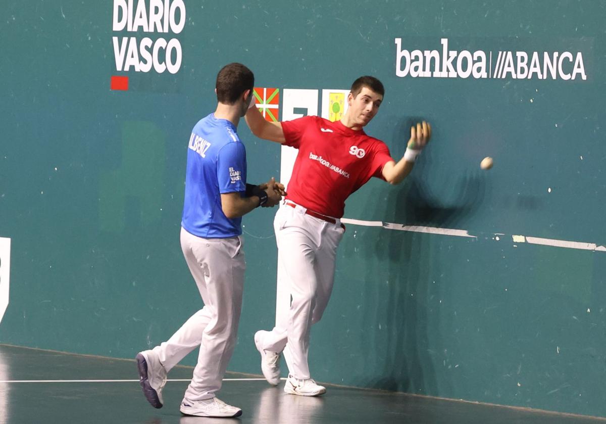 Unax Apeztegia devuelve una pelota arrimada con Unai Albeniz a su lado, anoche en Villabona.