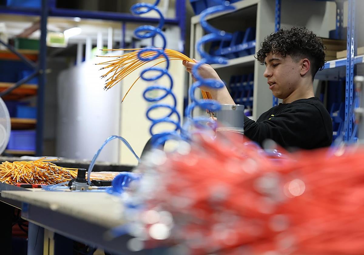 Younes El Qasimi, un joven de origen marroquí que reside en Ordizia, en la empresa de sistema eléctricos Euskabea de Andoain, donde trabaja.