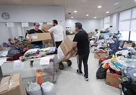 Voluntarios organizan el material entregado por decenas de personas en el punto de recogida de Irun.