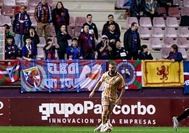 Cristian Gutiérrez trata de cortar el pase de un rival en presencia de Antonio Puertas.