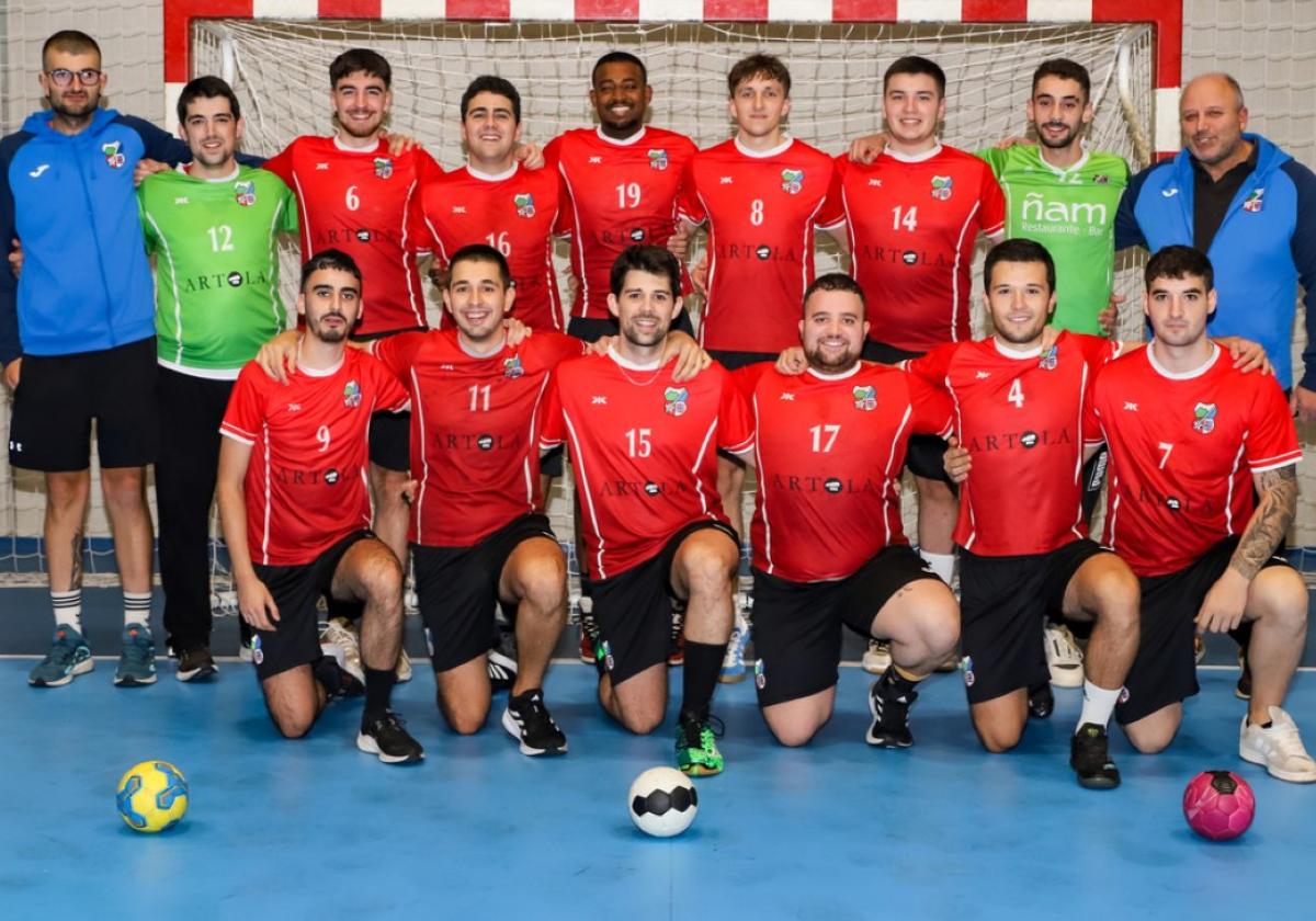 El conjunto sénior de balonmano juega hoy su partido aplazado desplazándose a Oñati.