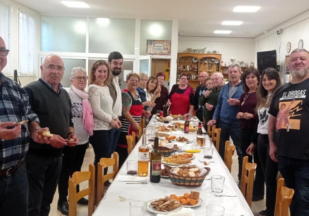 Socios de La Bellota, autoridades locales y vecinos en el 'vino de honor' que tradicionalmente inaugura la semana.