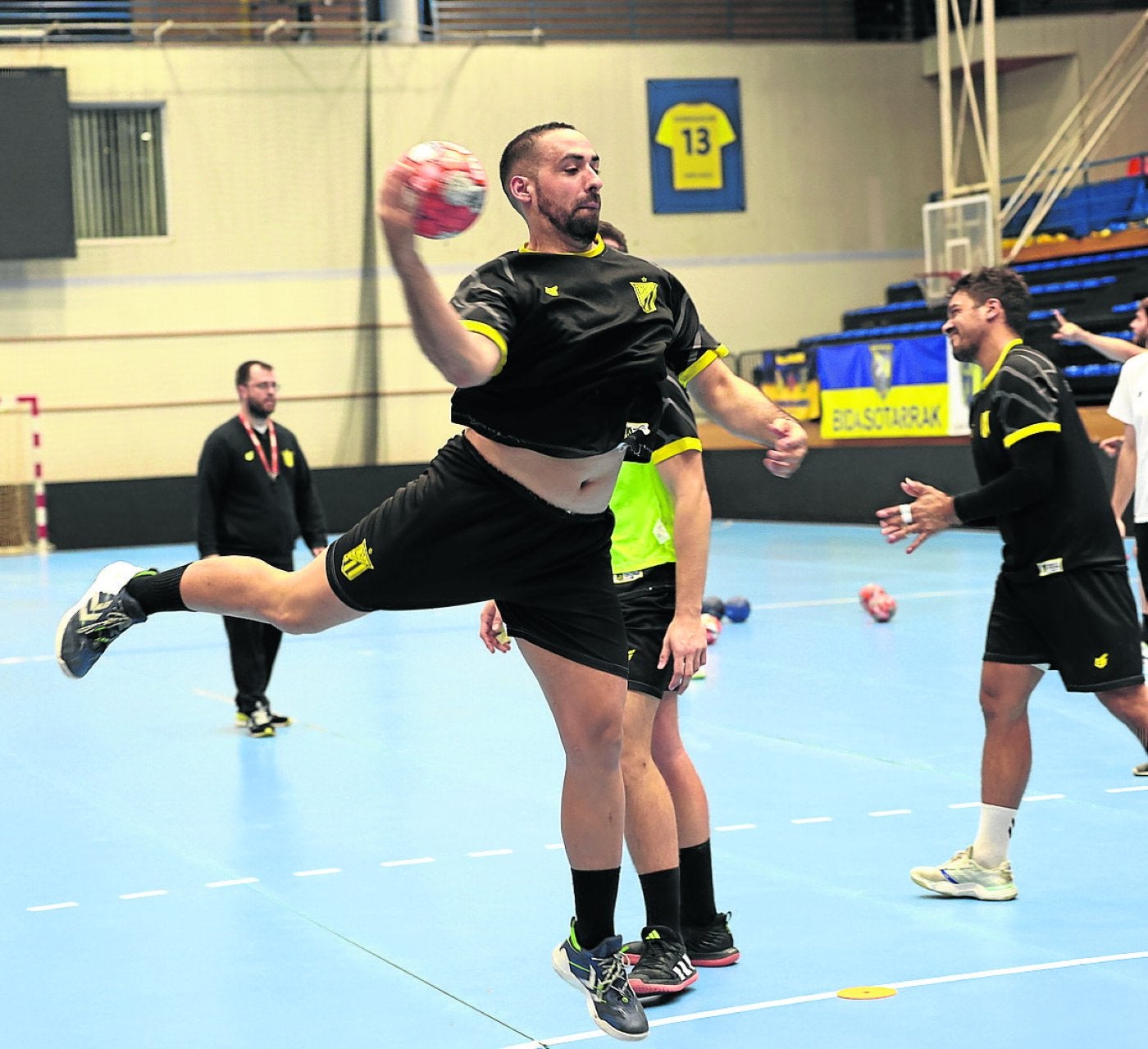 Esteban Salinas lanzando a portería durante un entrenamiento.