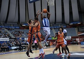 Xavier Johnson penetra a canasta.