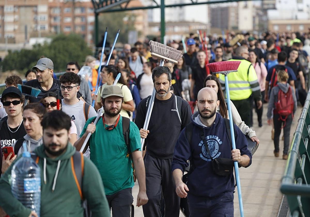 Despliegue de algunos vecinos con botellas de agua y otros enseres cerca del Bulevar Sur para ayudar a los damnificados.