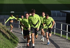 Los realistas suben la cuesta del 'z2' de Zubieta corriendo antes del entrenamiento de este sábado