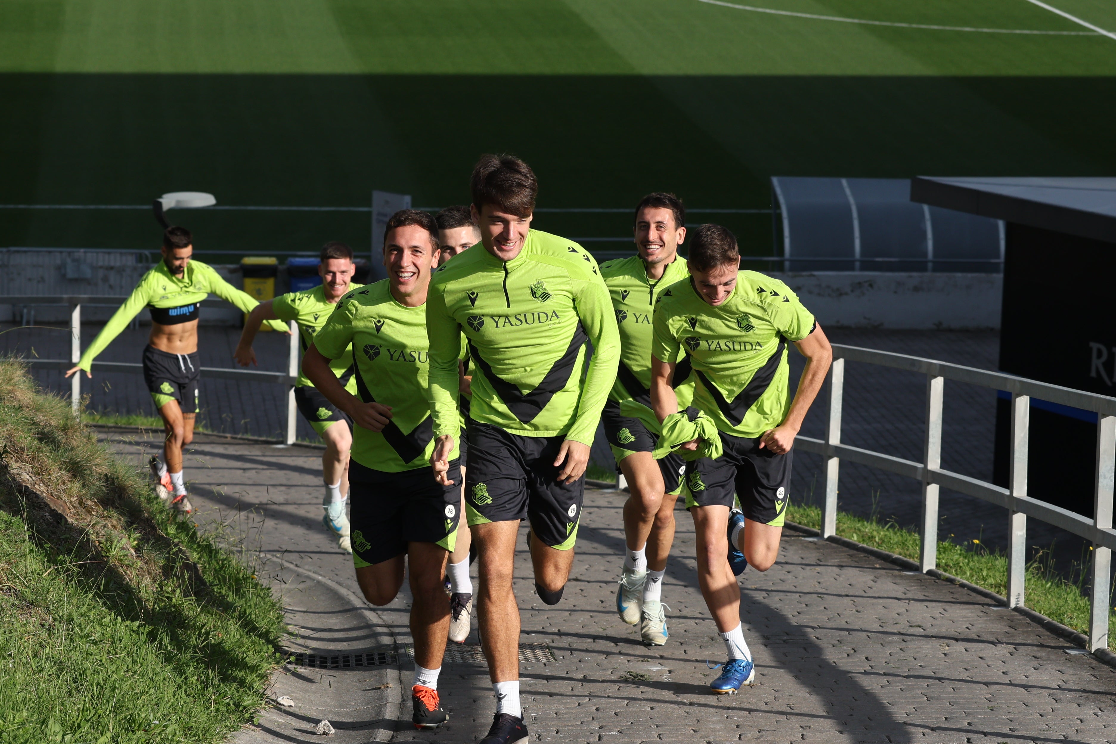 Los realistas suben la cuesta del 'z2' de Zubieta corriendo antes del entrenamiento de este sábado