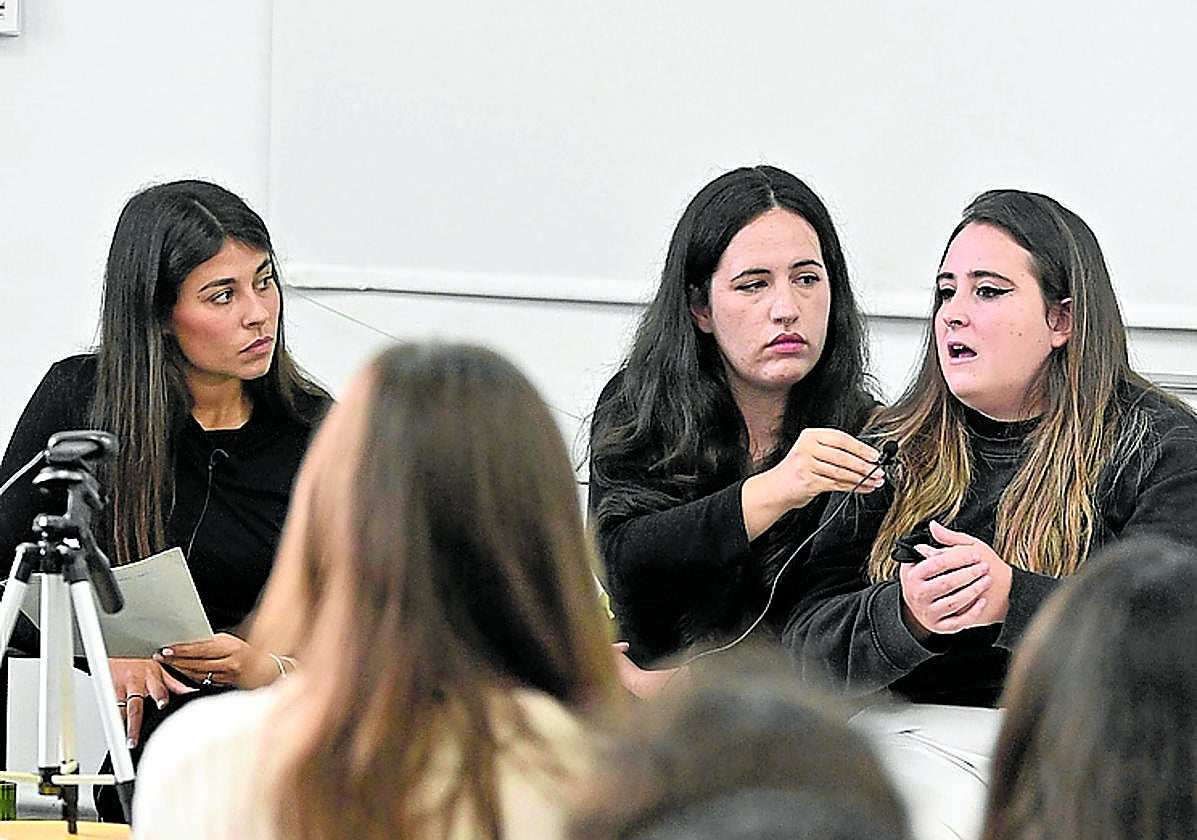 Itsaso Mendoza y Lierni Iraeta en su charla,