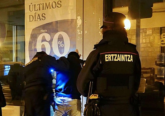 La Ertzaintza procede a un cacheo
