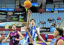 Mateo Díaz realiza una bandeja contra el Obradoiro.