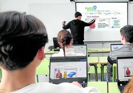 Los alumnos de IES Zubiri-Manteo BHI trabajan en STARTinnova durante una clase.