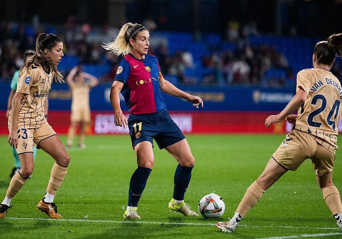 Putellas trata de completar un pase ante Van Deursen.