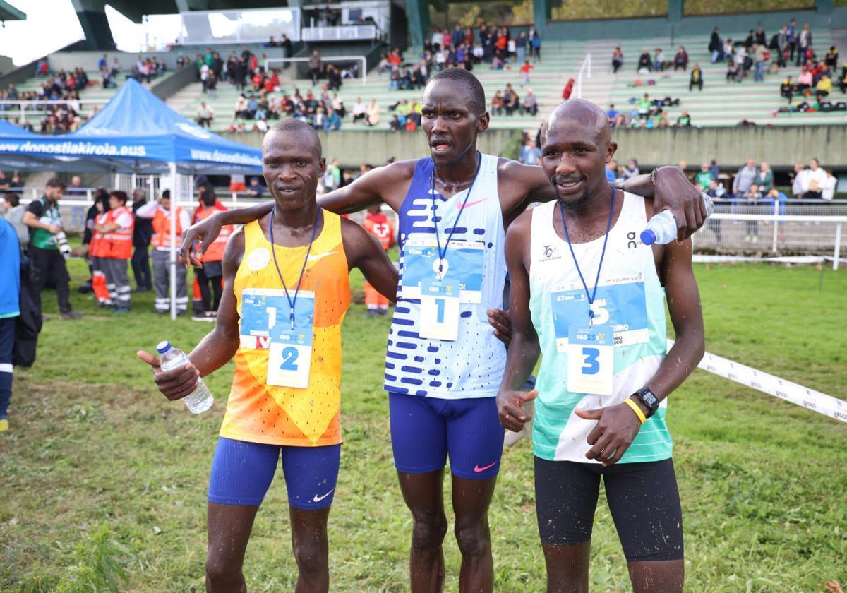 Ismahel Kipkurui, Edinah Jebitok y Oscar Chelimo, en el podium de 2023.