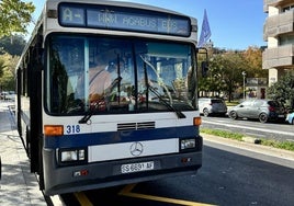 El autobús clásico de la CTSS, junto a Anoeta este sábado.