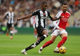 Alexander Isak conduce el balón ante la presión de Mikel Merino.