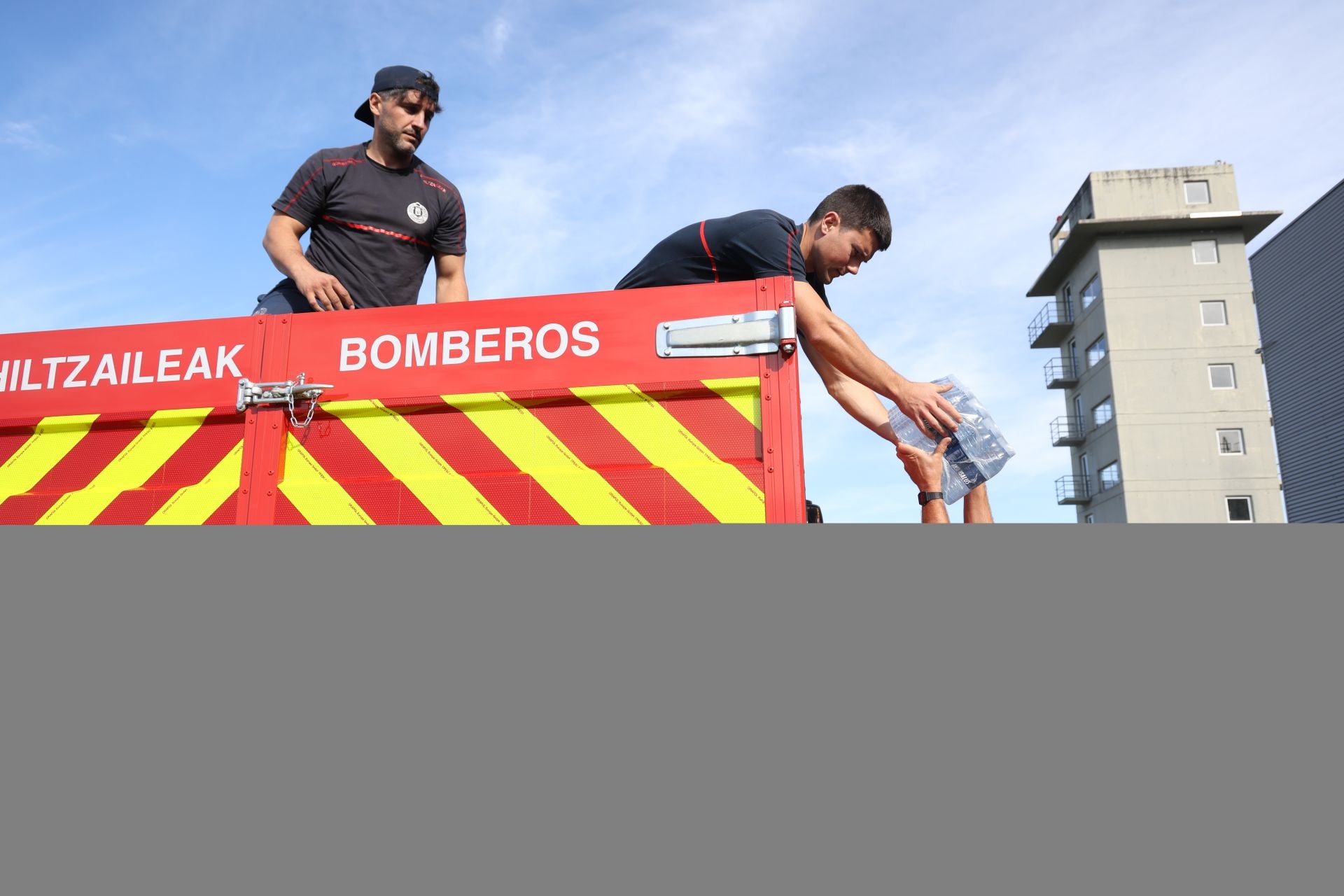 Bomberos de Donostia parten hacia Valencia para ayudar a los afectados por la DANA
