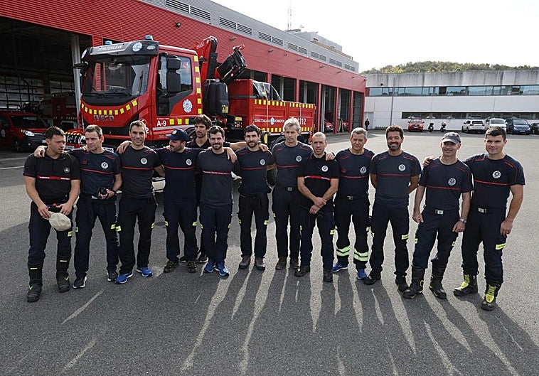 Los diez bomberos en el parque de San Sebastián esta tarde junto a uno de los camiones grúas cargados con el que se dirigen hacia Valencia.