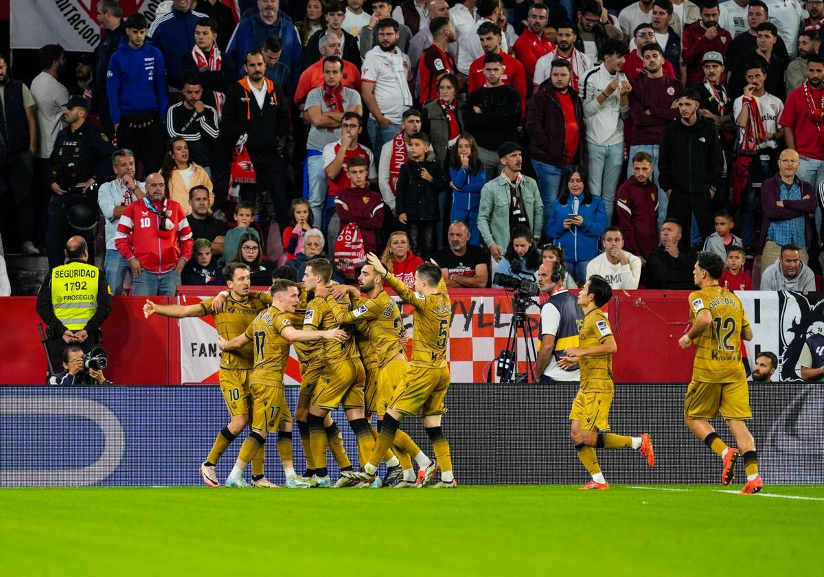 La plantilla de la Real Sociedad celebran el segundo gol ante el Sevilla