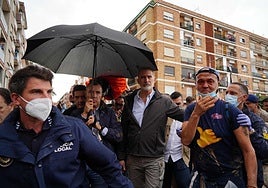 El Rey Felipe VI, con cara de estupefacción atiende a algunos vecinos en Paiporta.