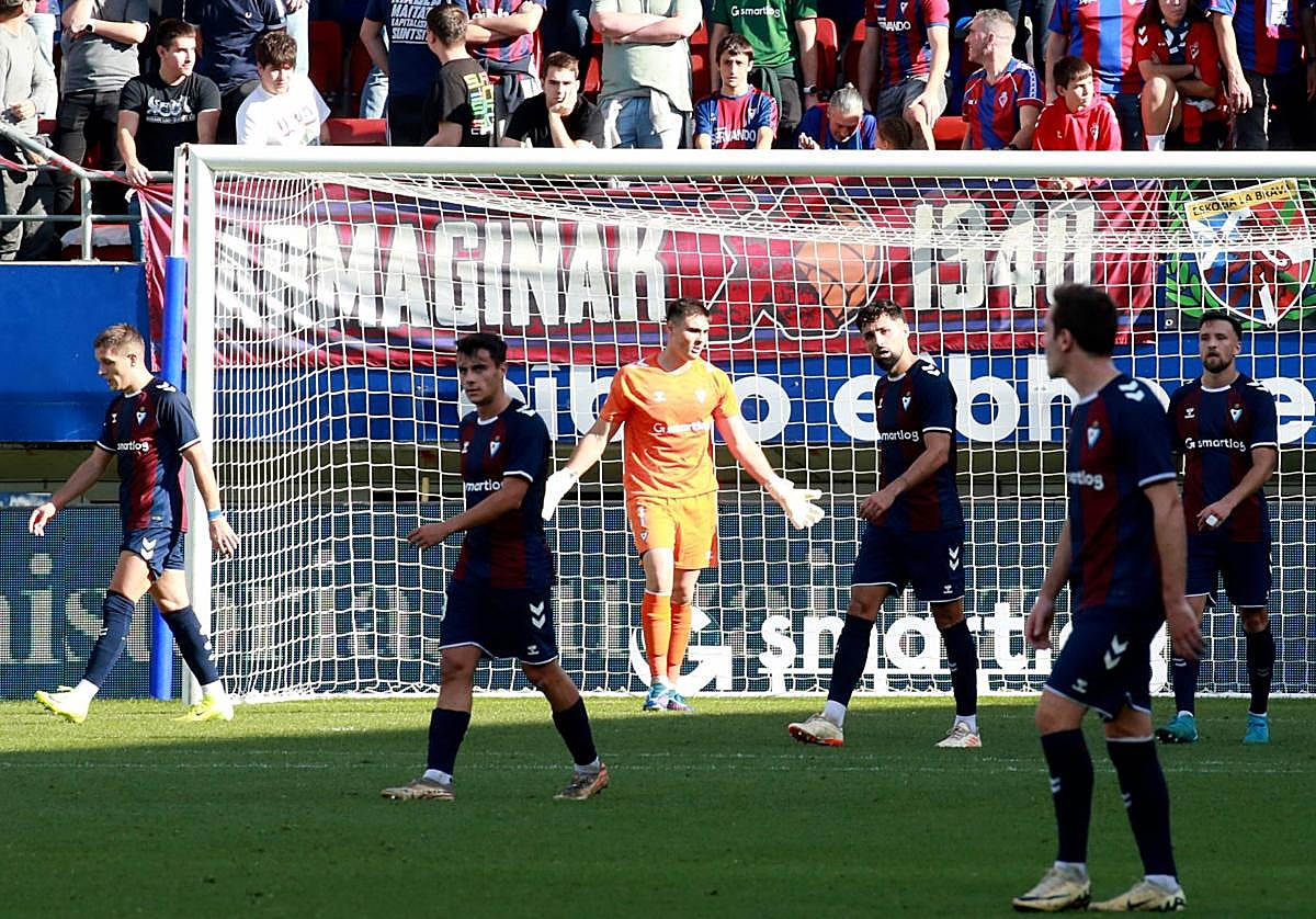 Caras largas tras el primer gol del Elche.