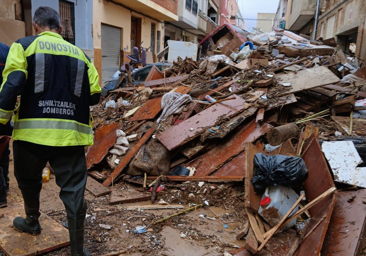 Los bomberos de Donostia en Alfafar, Sedaví y Catarroja, en imágenes
