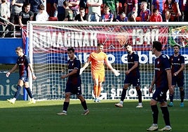 Los jugadores del Eibar, cabizbajos tras encajar uno de los dos goles ante el Elche el pasado sábado.