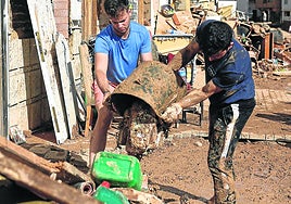 Labores de limpieza en la localidad de Chiva.