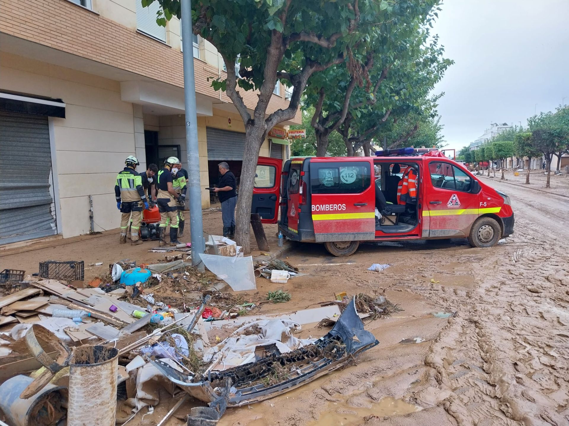 Bomberos vascos trabajando sobre el terreno.