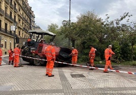 Varios obreros trabajan en el bidegorri del paseo del Árbol de Gernika.