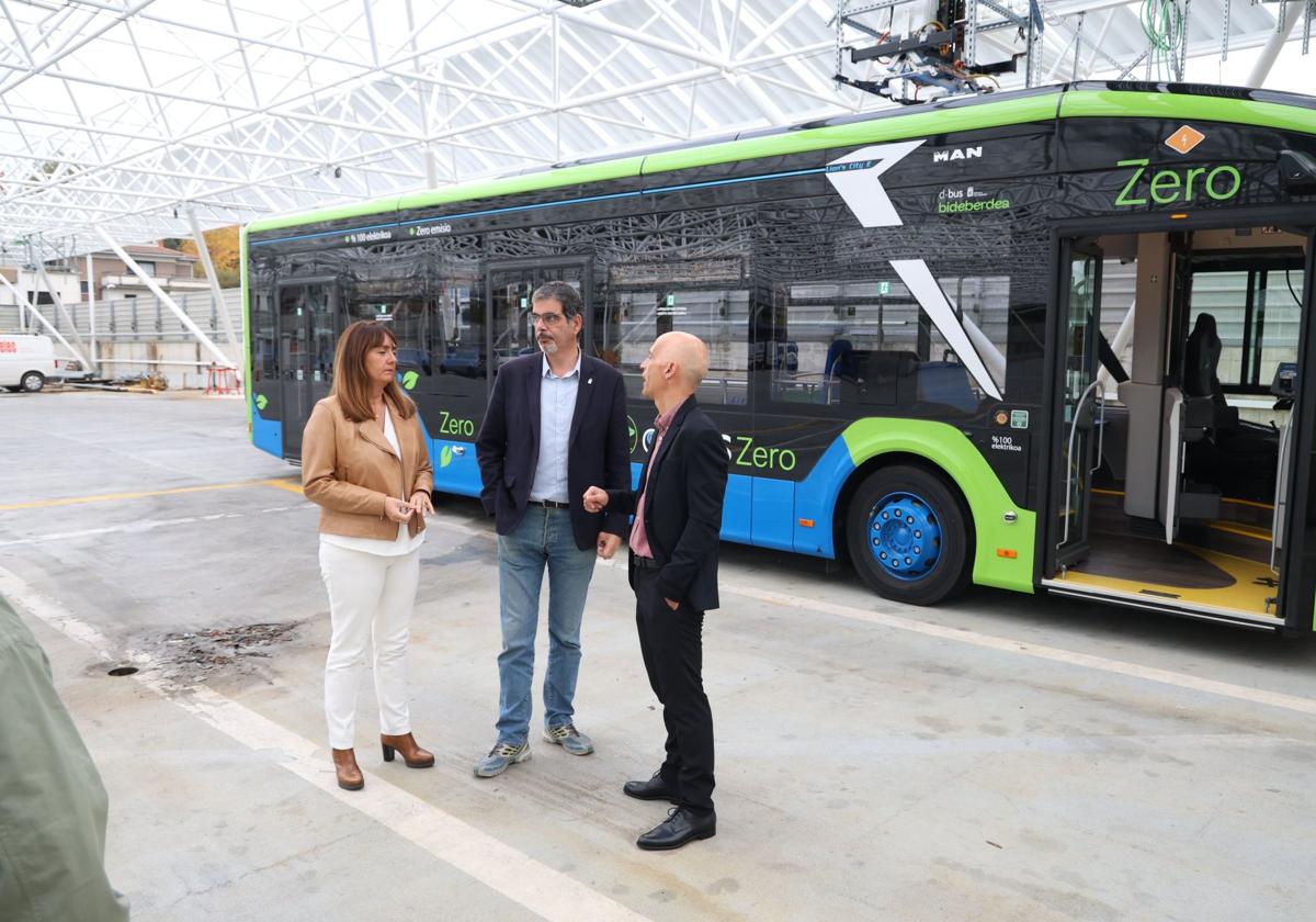 Yarza, Goia y González este lunes visitando las nuevas instalaciones electrificadas de Cocheras.