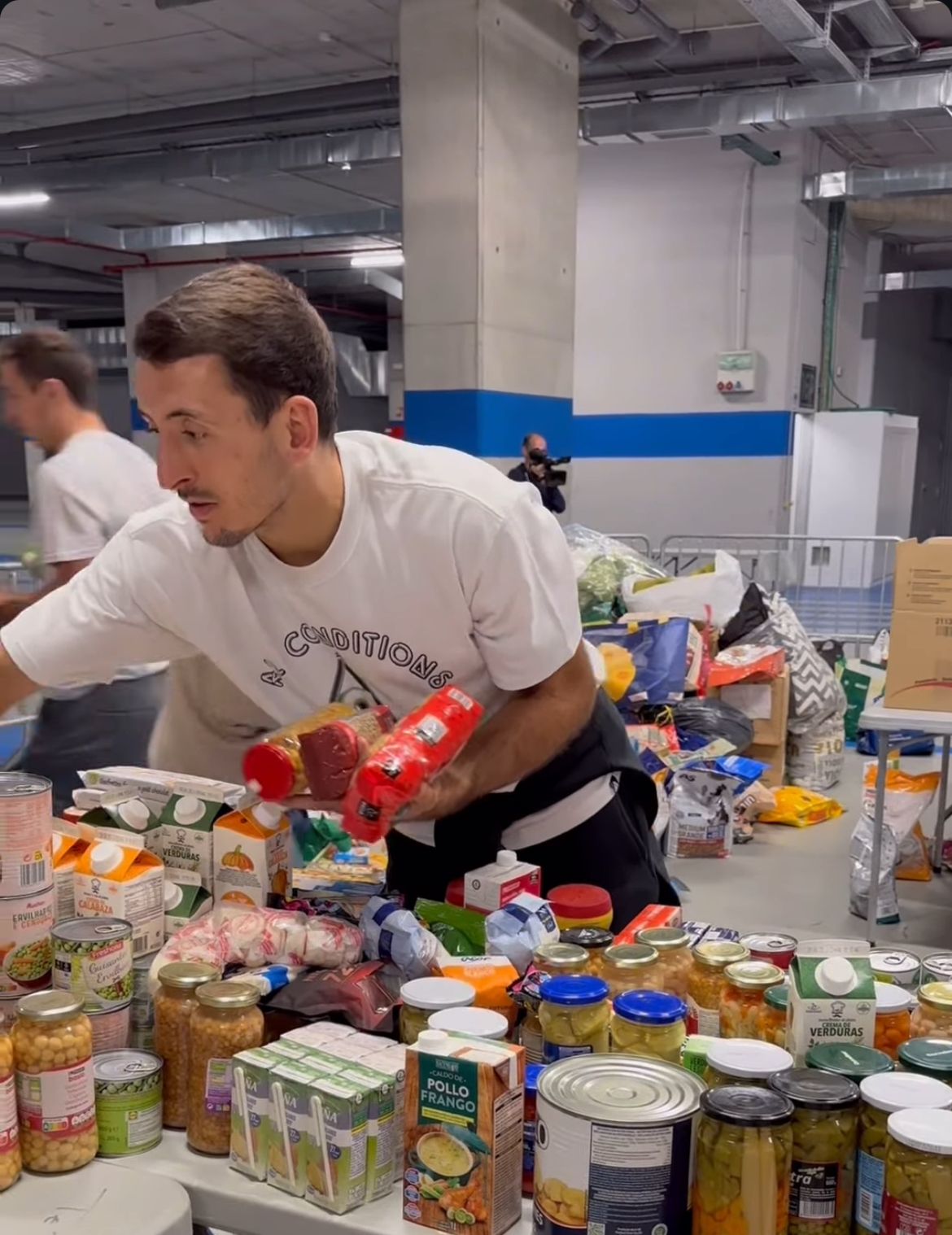 Mikel Oyarzabal ayuda a empaquetar los alimentos que han ido llegando estos días al Reale Arena.